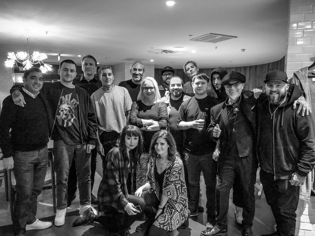 Vereint in Berlin: Bring Me The Horizon, ihr Management und Sony-Music-Delegierte