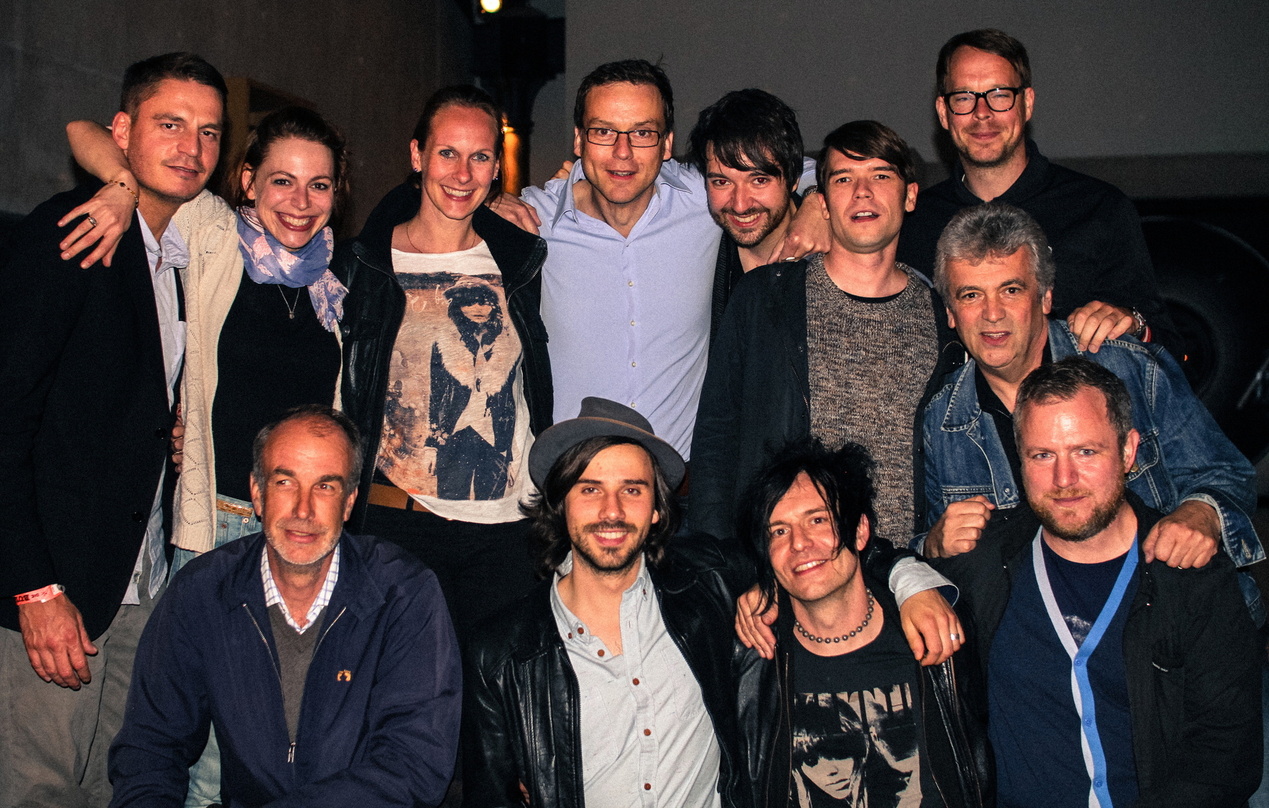 Versammelten sich in der Bullerei (hinten, von links): Nicolas Gundel (Geschäftsführer cruiser entertainment), Cäthe, Bandmanagerin Henrica Meyer zu Capellen (Geschäftsführerin HoPla Reloa...
