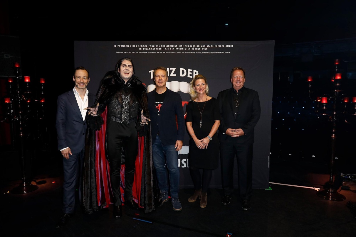 Bei der Pressekonferenz in Köln (von links): Christian Struppeck (Intendant Vereinigte Bühnen Wien), Hauptdarsteller David Arnsperger, Cornelius Baltus (Associate Director "Tanz der Vampir...