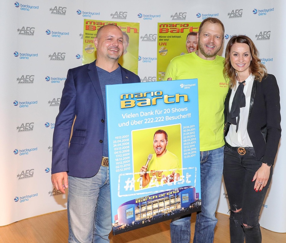 Bei der Preisverleihung (von links): Steve Schwenkglenks (General Manager Barclaycard Arena), Mario Barth und die 222.222. Besucherin