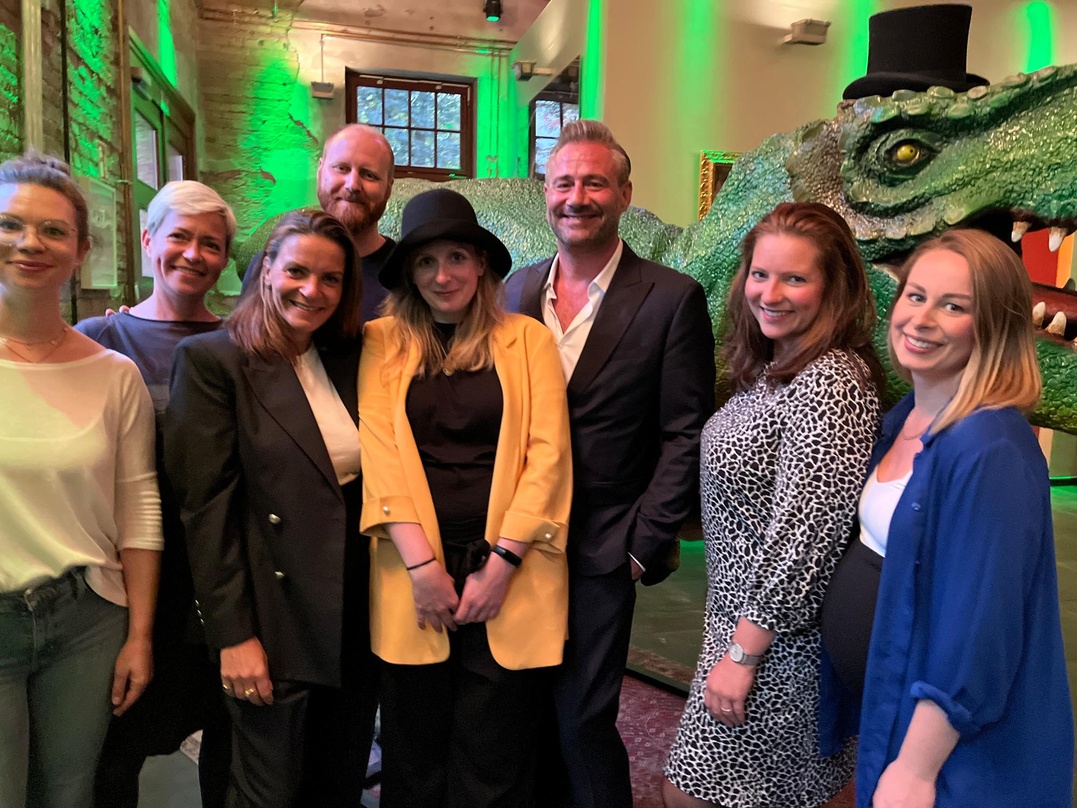 An Bord (hinten, von links): Alexandra Müller-Osel, Timo Hoppen (beide Semmel Concerts) und Sasha sowie (vorn) Lydia Zahmel (Semmel Concerts), Julia Röntgen (Ehefrau Sasha), Lisa Schein, M...