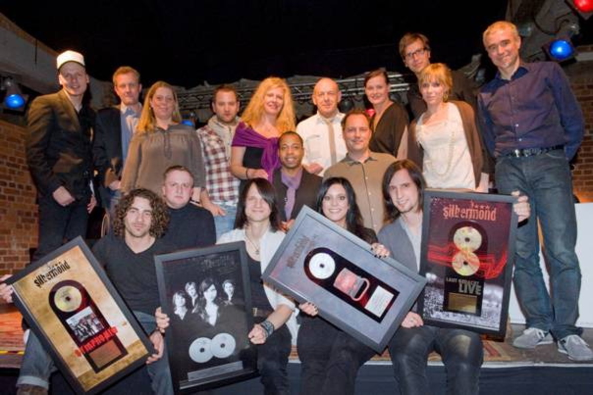 Einfach happy: Silbermond, ihr Management und das Sony-Music-Team