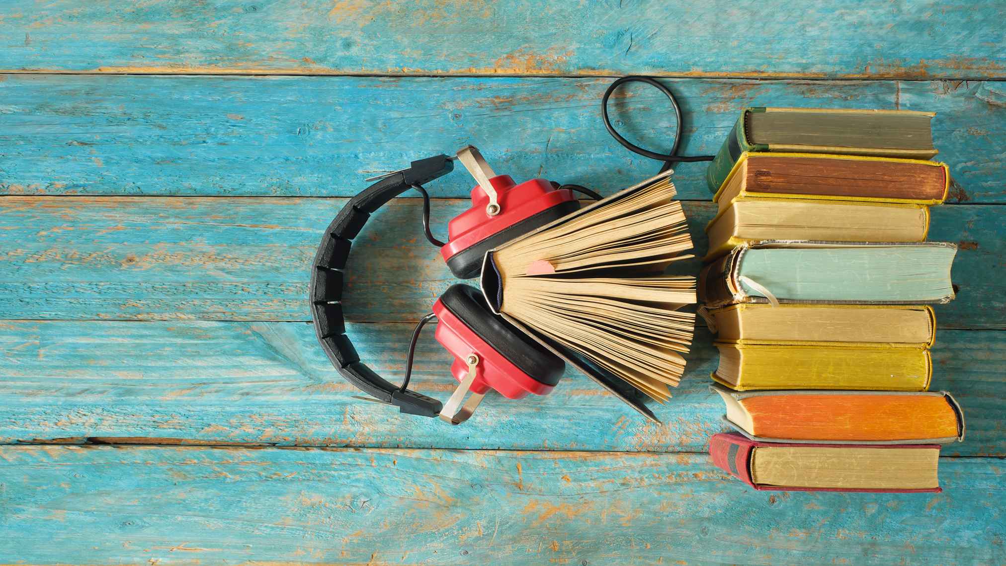 Das gesprochene Buch: Auch wenn man den Eindruck haben könnte, Podcasts hätten das gute alte Hörbuch abgelöst, erfreut sich das Medium noch immer großer Beliebtheit und sorgt für viel Umsatz.