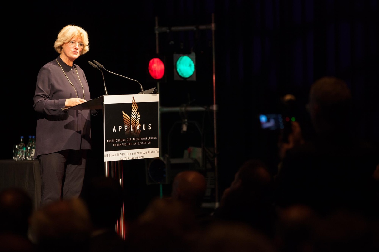 Noch steht die Ampel für Applaus-Bewerbungen auf Grün: Kulturstaatsministerin Monika Grütters, hier bei der Applaus-Verleihung 2016 in Köln, geht mit dem Spielstättenprogrammpreis 2019 in ...