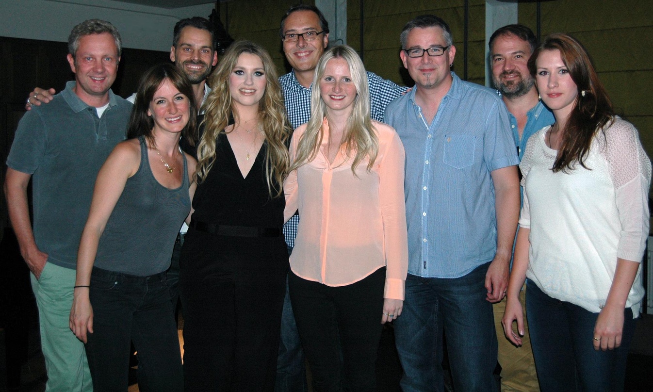 Beim Showcase in Berlin: Ella Henderson (vierte von links) mit ihrem Team