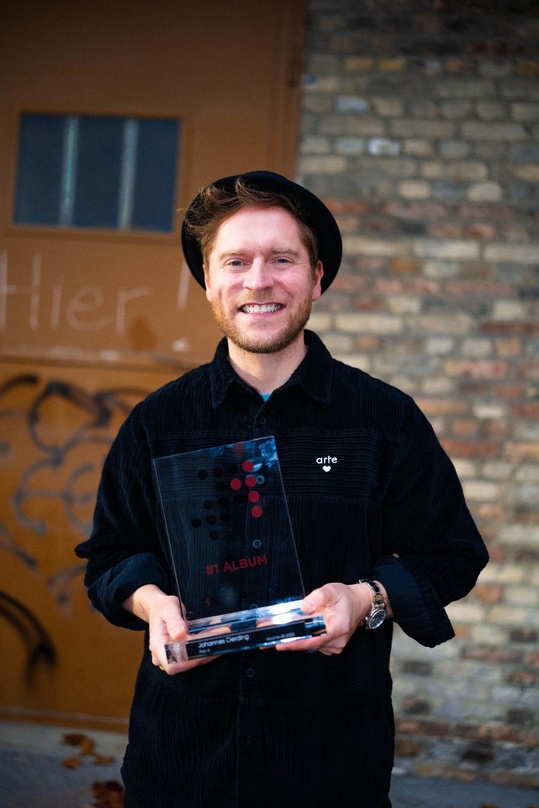 Hält seinen Nummer 1 Award für "Plan A" in den Händen: Johannes Oerding