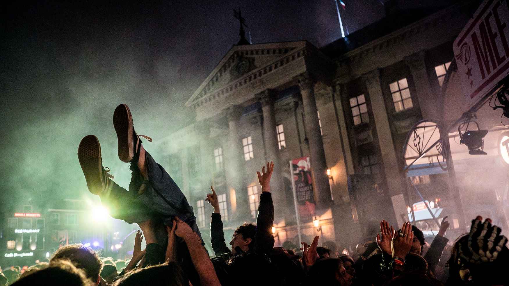 Ist auch im Januar ein guter Platz für heiße Musik: Eurosonic Noorderslag, hier ein Open-Air-Auftritt von TaxiTaxi auf dem Grote Markt im Januar 2025.