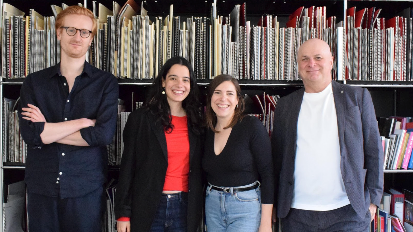 Beim Vertragsabschluss (von links): Dominik Grötz (Management Sofi Paez), Sofi Paez, Sophia Blume (A&R Manager) sowie Michael Ohst (Managing Director, beide Bosworth Music).