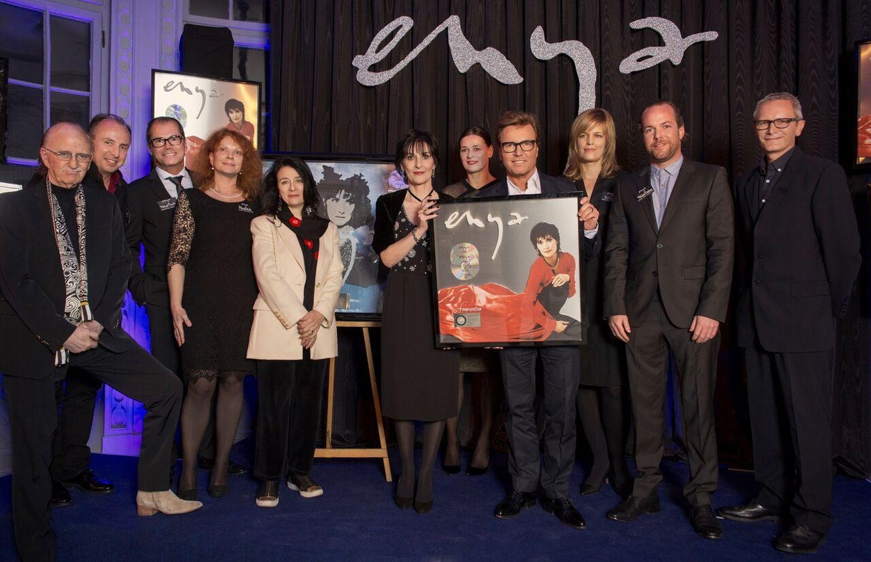 Kamen beim Dinner für ein Teamfoto zusammen (von links): Nicky Ryan Komponist, Jeremy Marsh EVP Warner Music UK, Marcus Friedheim Managing Director Sales Warner Music Central Europe, Manue...