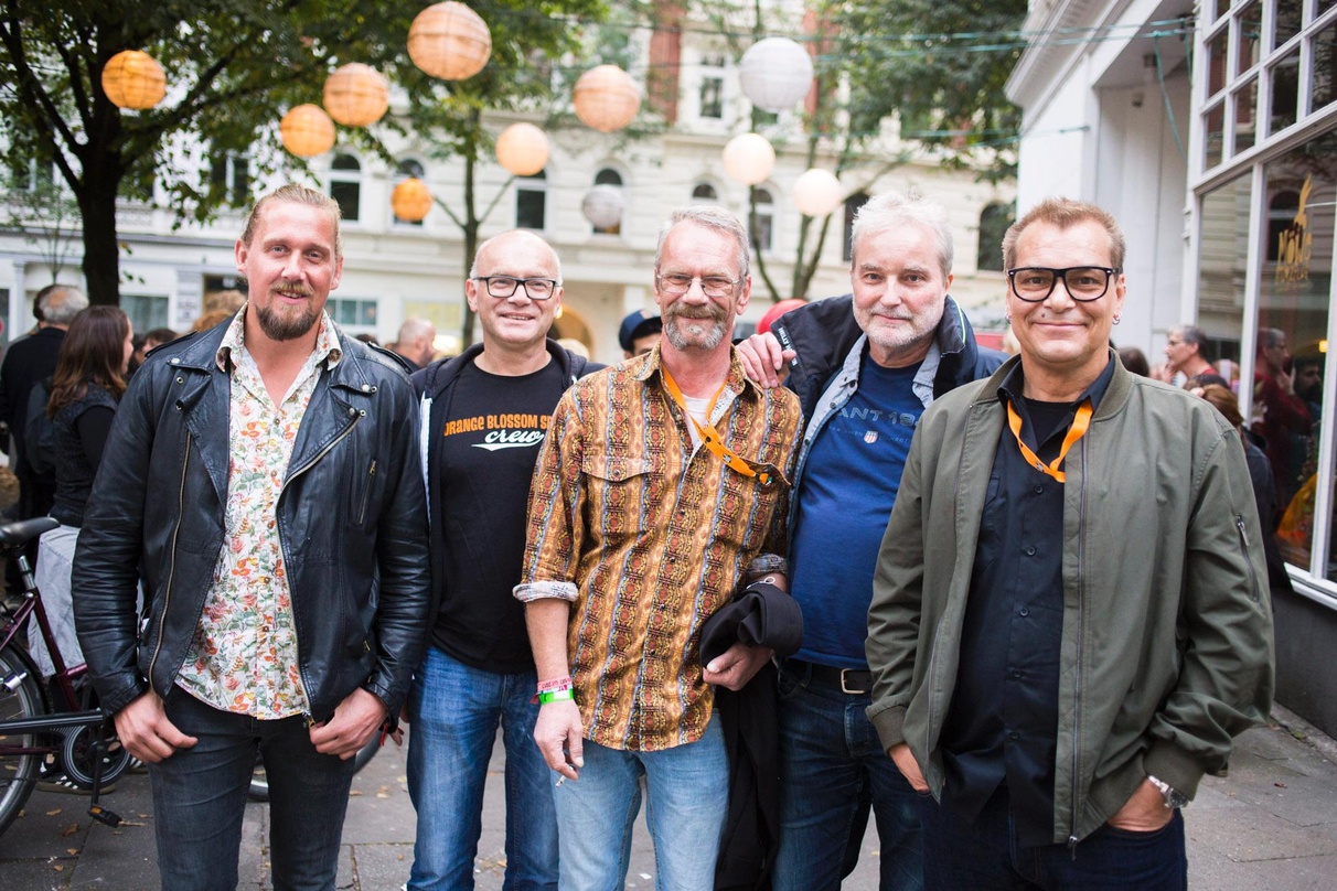 Besiegelten den Schulterschluss beim Indigo-Klönschnack im Rahmen des Reeperbahn Festivals (von links): Jan Korbach (Digital Manager und A&R Glitterhouse), Archie Nolte (Glitterhouse Mailo...