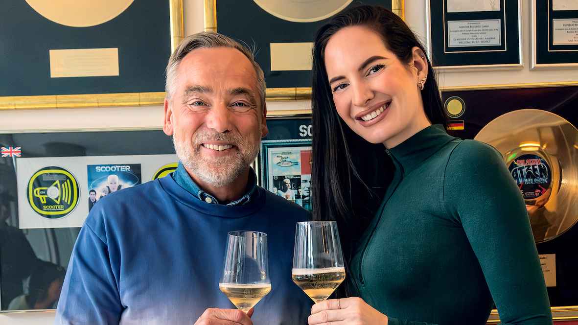 360acd0d 8ded 4585 96b5 705e3cab72ac Stoßen auf den besiegelten Deal an (von links): Jens Thele (CEO Kontor Records GmbH) und Lilly Palmer.
