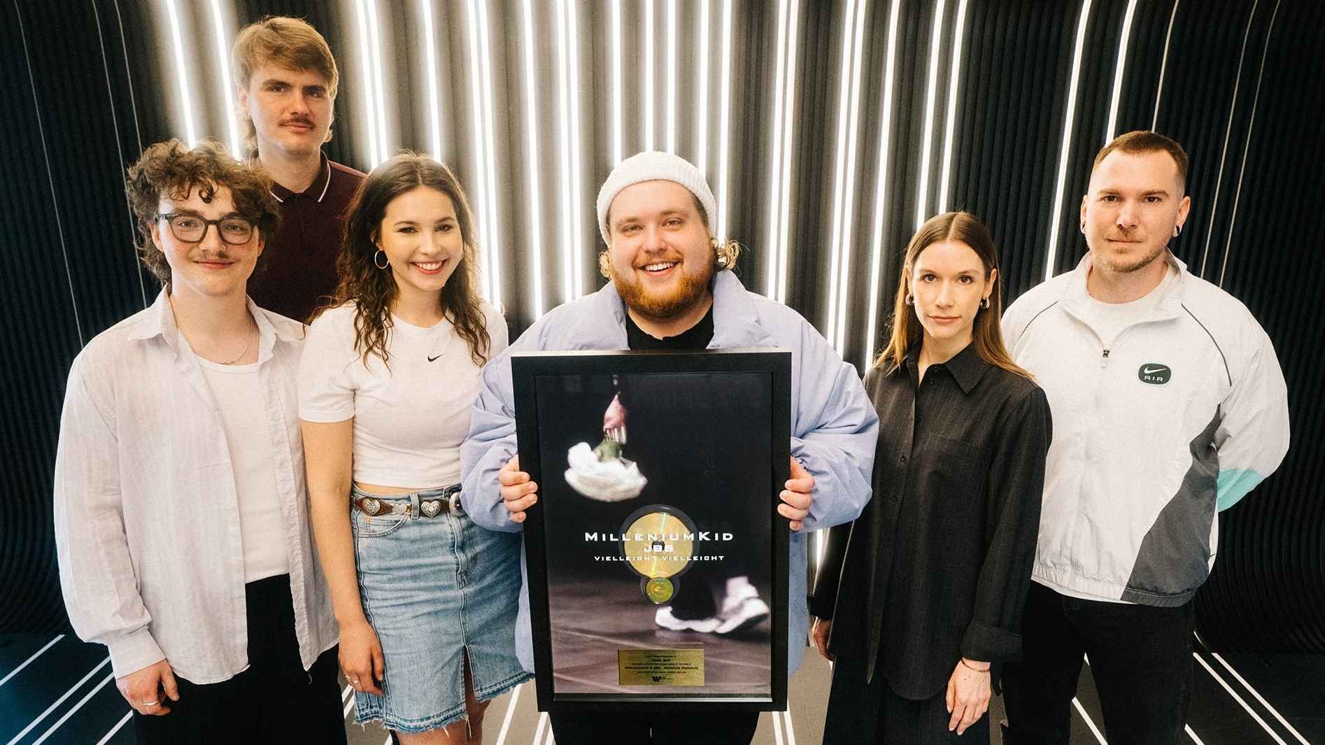 3617f6d3 5d48 40b2 8454 3b1073d993e6 Freuen sich gemeinsam über die zweite Goldauszeichnung für MilleniumKid (von links): Can Wagener (Content Manager Freelancer), Max Rech (Manager MilleniumKid), Carlotta Stintzing (Marketin...