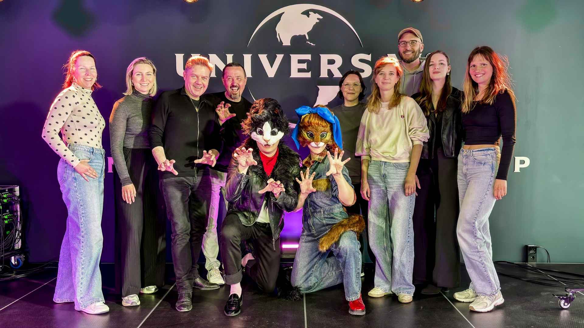 361c0999 8700 4b45 bcd1 b64f6682d7d6 Katzen und Rock bei Universal Music (von links): Lisa Pohlmann (Senior Project Manager Controlling), Malika Kaiser (Manager Business & Legal Affairs, beide Universal Music), Henrik Guemoes...
