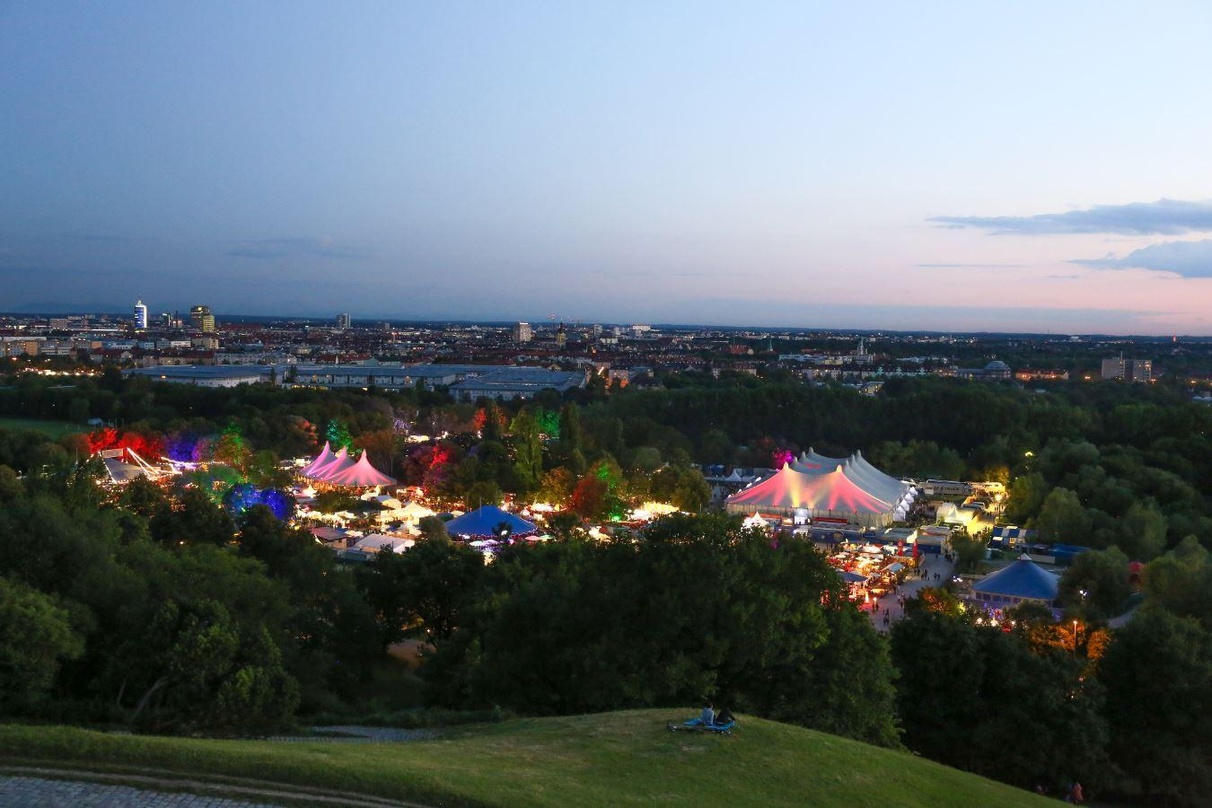 Bietet neben Konzerten ein vielfältiges Rahmenprogramm: das Tollwood Sommerfestival, hier noch eine Ansicht aus dem Jahr 2018