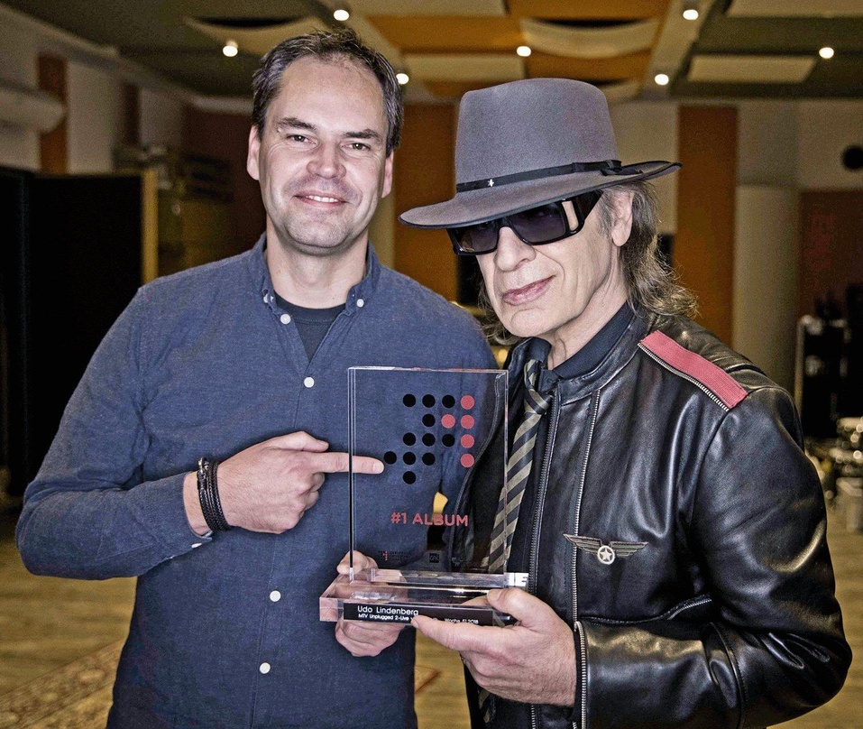 3641922102e8607ca656c1ce50a68e6ceab7b5b1ba116c20cf93bf0c6e86a476 Bei der Verleihung des Nummer 1 Awards für "MTV Unplugged 2 - Live vom Atlantik: Udo Lindenberg (rechts) mit GfK-Entertainment-Geschäftsführer Mathias Giloth