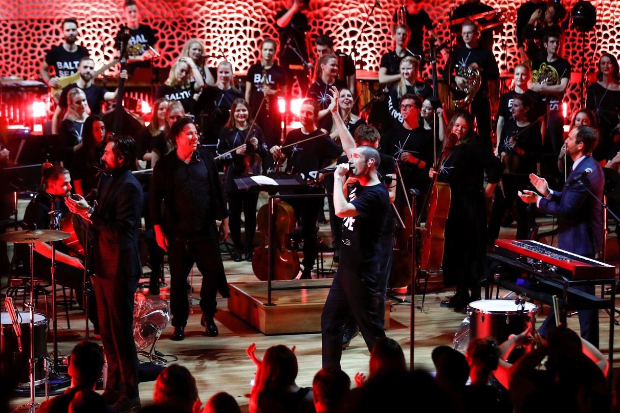 Musizierten zusammen für einen guten Zweck: das Baltic Sea Philharmonic und Bastille in der Elbphilharmonie