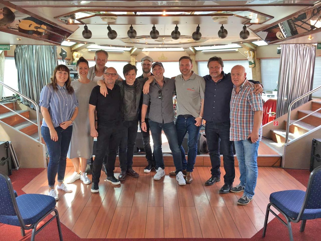 An Bord der MS "Commodore" (von links): Alexandra Teichmann (Manager Coordination A&R/Marketing Columbia Deutschland), Nicole Keil (Trade Marketing Manager Sony Music), Tim Lorenz (Drummer...