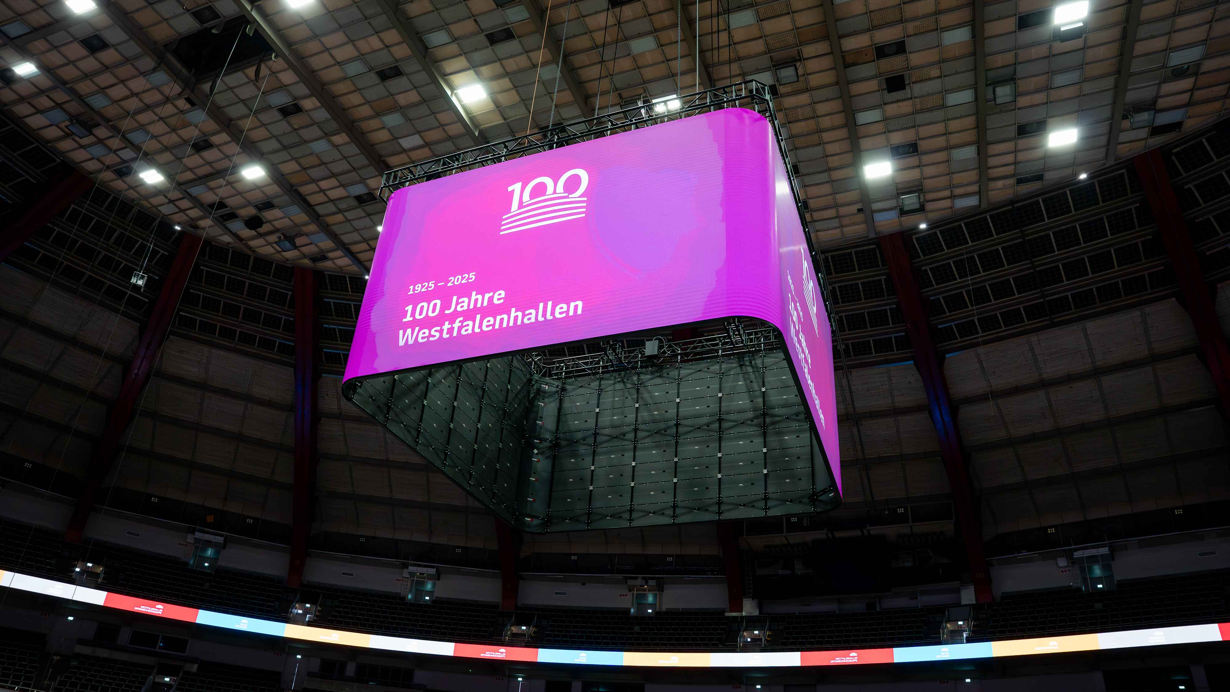 Hängt nun an der Decke der Westfalenhalle: ein neuartiger LED-Würfel.