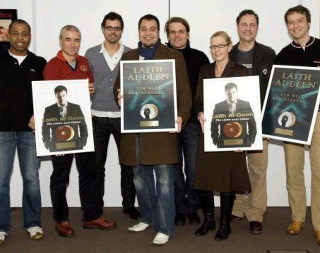Gold wert: Laith Al-Deen (M.) mit dem Team von Sony BMG||Präsentieren und freuen sich über die Awards (v.l.n.r.): Carl Taylor (Product Manager Columbia Deutschland), Willy Ehmann (Senior V...