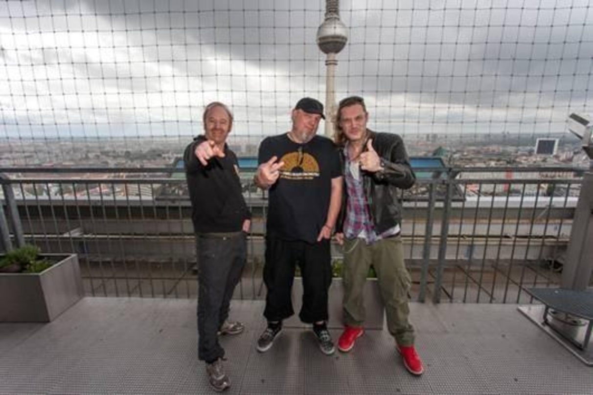 Trafen sich zum Signing in Berlin (von links): Martin Fahrnholz (Bass Eschenbach), Georg Schröder (Laute Helden) und Philip Eschenbach (Gitarre, Gesang Eschenbach)