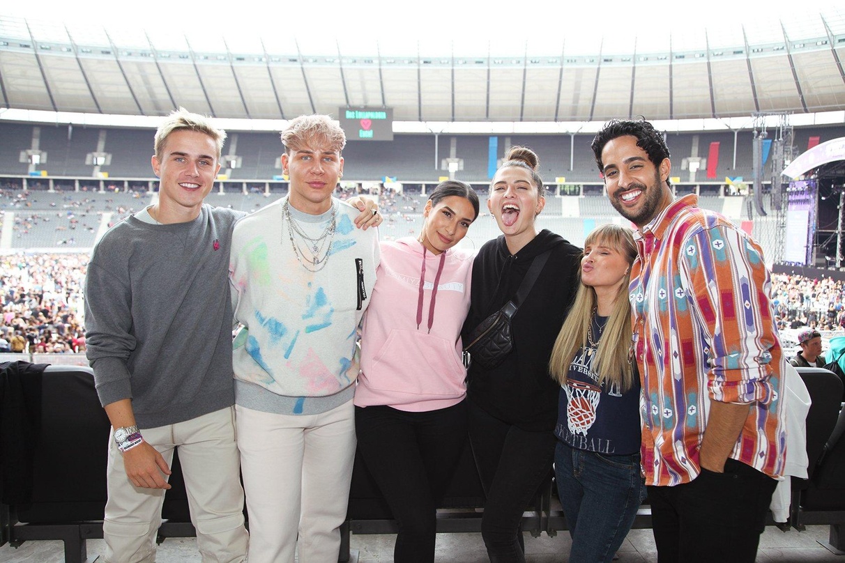 Vereint in der Sony Music Lounge im Berliner Olympiastadien: die Creator Hendrik Giesler, Marvyn Macnificent, Lamiya Slimani, Fata Hasanovic, Alexandra Melchior und Sami Slimani