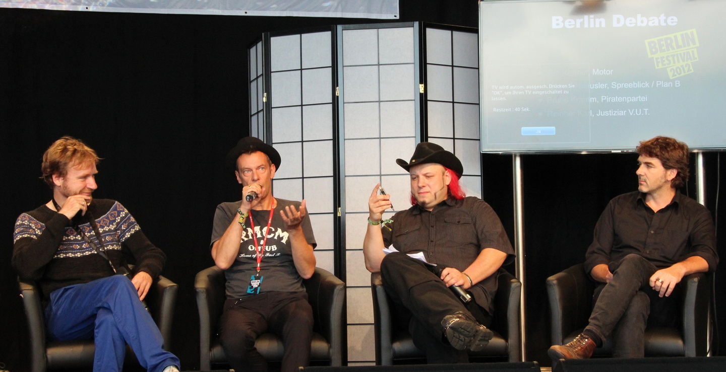 Diskutierten bei der "Berlin Debate" auf dem Berlin Festival (von links): Tim Renner (Motor Music), Johnny Hauesler (Plan B/Spreeblick)), Bruno Kramm (Die Piraten) und Anwalt Reinher Karl
