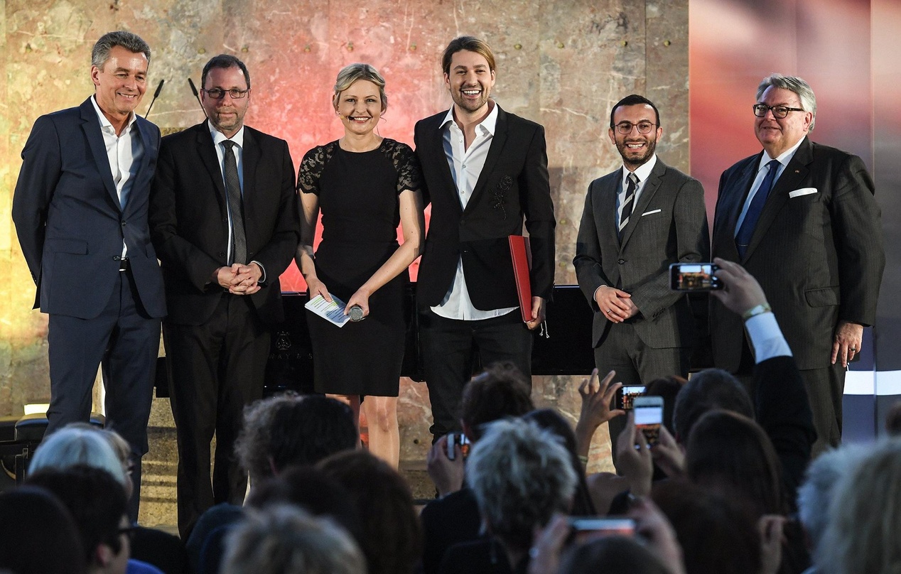 Bei der Preisvergabe (von links): Detlef Braun (Geschäftsführer Messe Frankfurt), Wolfram Görtz ("Rheinische Post"), Moderatorin Marion Kuchenny, David Garrett, Mike Josef (Stadtrat der St...