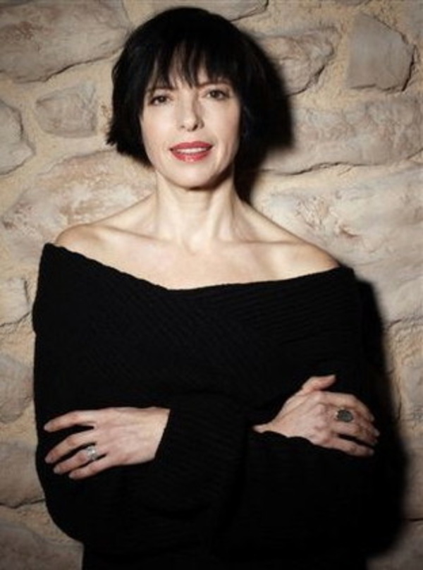 36f9749a7099e5f6754d695341c31d4a1a3fedf8e9ac4c49fa592d23c839963c Hat bei edel unterschrieben: Helen Schneider
