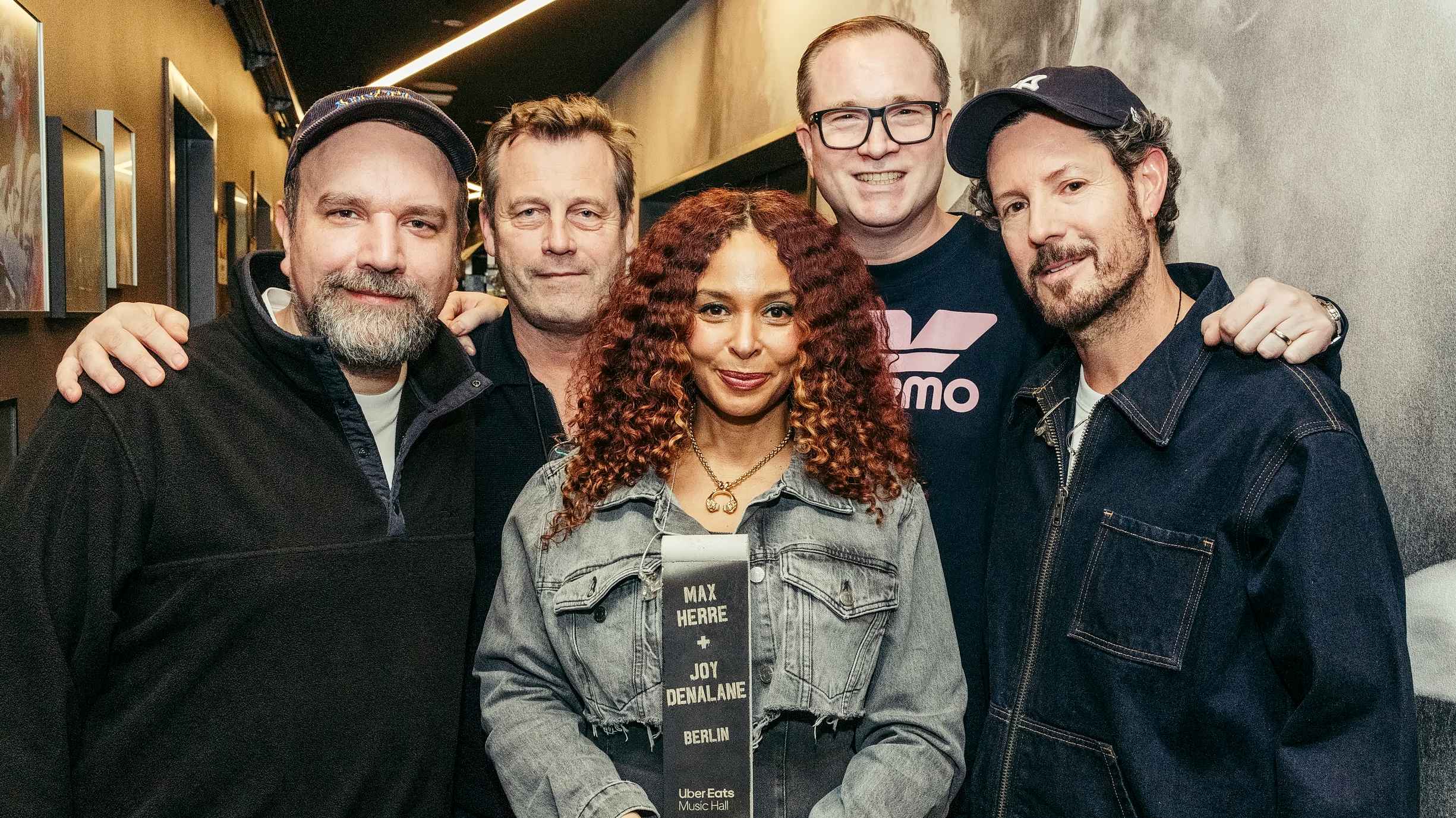 Trafen sich nach der Show im Backstage der Arena (von links): Matt Schwarz (Geschäftsführer PRK Dreamhaus), Alex Richter (AR Entertainment), Joy Denalane, Dirk Dreyer (General Manager Uber...