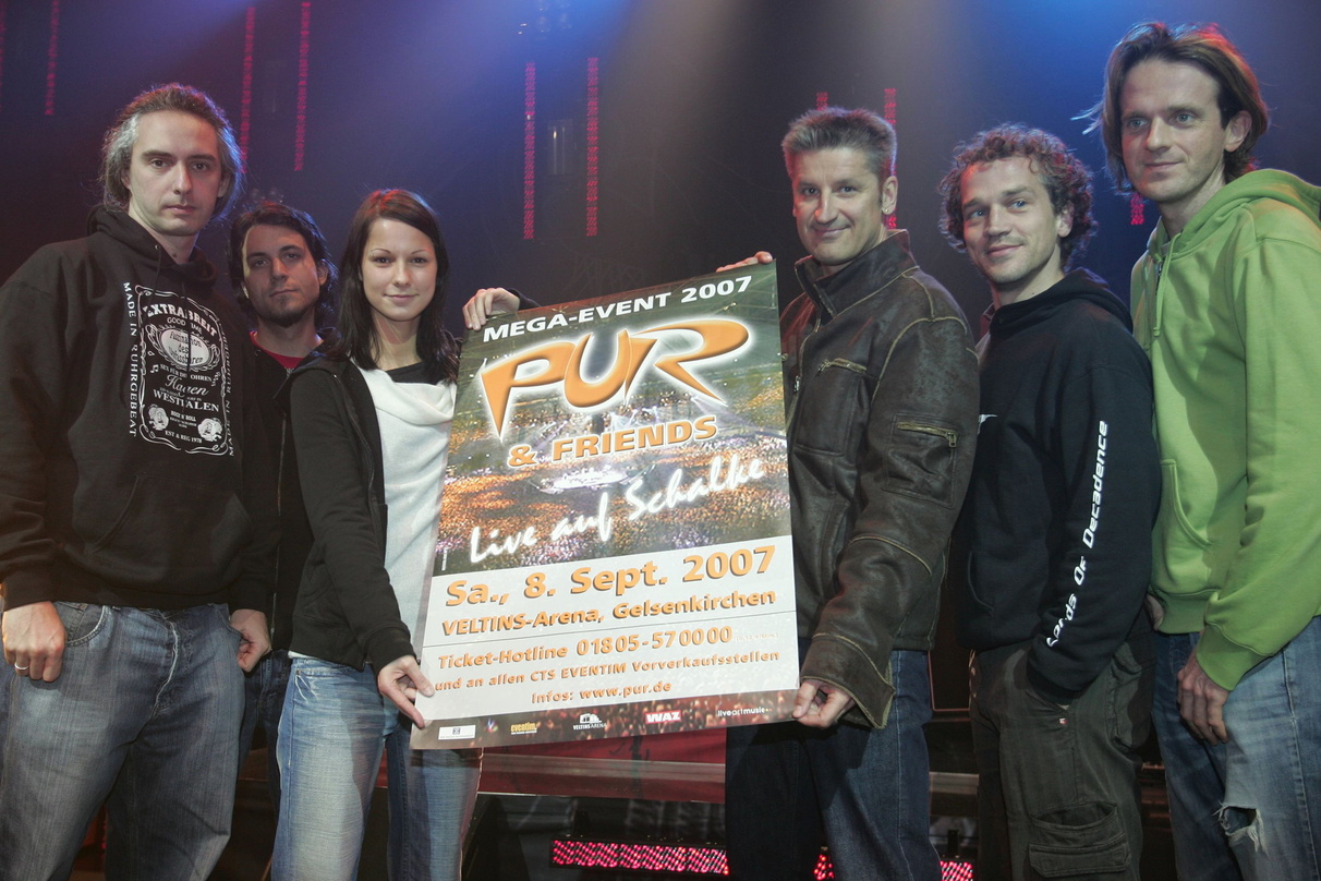 Freuen sich aufs "Pur & Friends"-Konzert: Pur-Sänger Hartmut Engler (3.v.r.) mit Christina Stürmer und ihrer Band