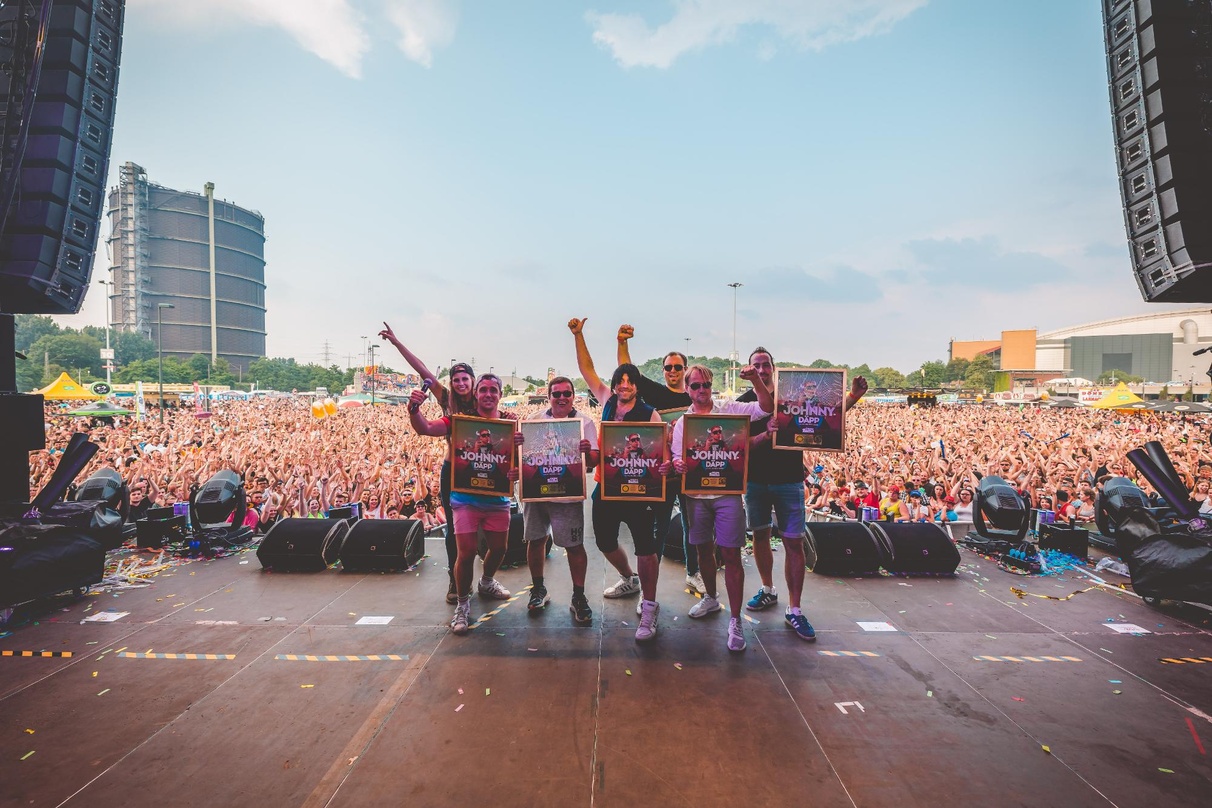 Feierten mit Gold (von links): Carolina Noeding, Lorenz Büffel, Sigi Holleis (Megapark Mallorca), Matthias Distel (Ikke Hüftgold), Dominik de Leon (Summerfield Music), Markus Krampe (OIé P...