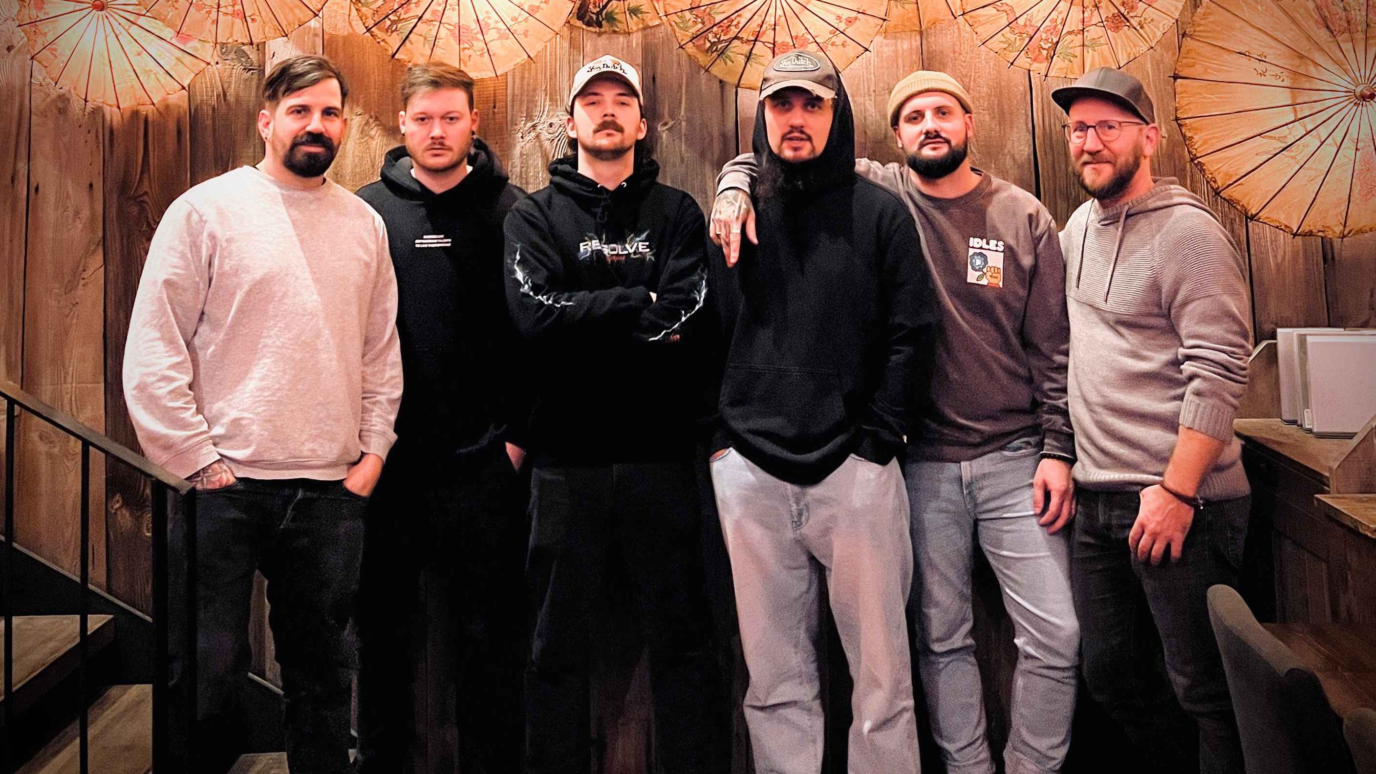 Machten kurz vorm Abflug nach Down Under den Verlagsdeal fix (von links): Jan-Simon Wolff (Head of A&R), Florian Müller (Senior A&R, beide Budde Music Publishing), Chris Hesse, Chris Zühlk...