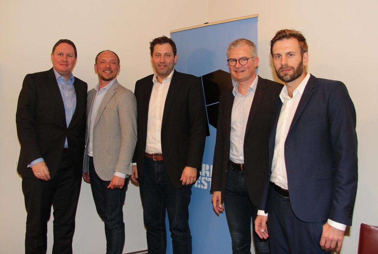 Gipfeltreffen bei der sechsten Echo Edition des Reeperbahn Festival in der Hamburger Landesvertretung in Berlin (von links): Carsten Brosda (Hamburgs Senator für Kultur und Medien) mit den...