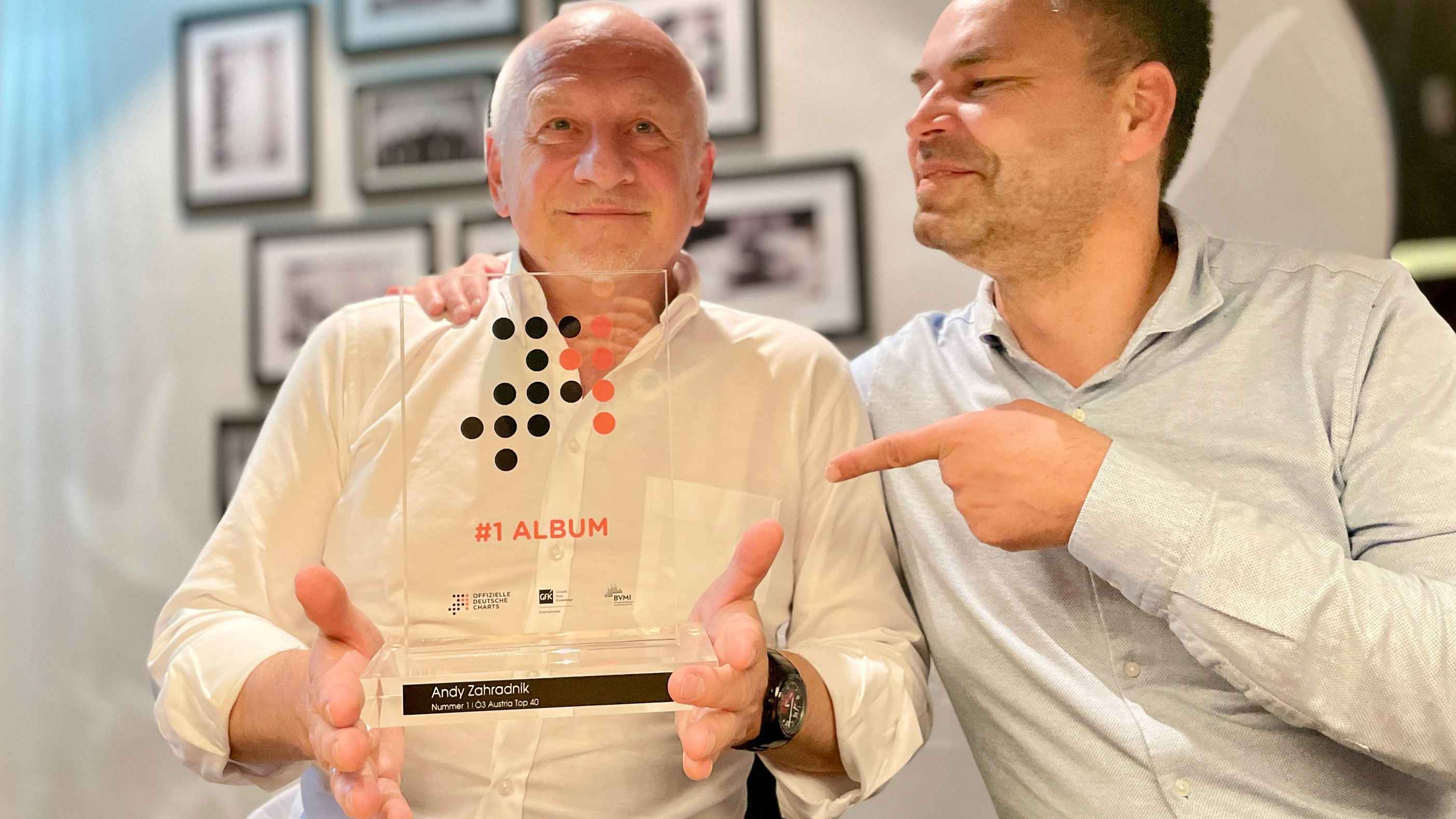 Erhielt von GfK-Chef Mathias Giloth (rechts) zum Abschied einen Nummer-eins-Award der GfK: Andy Zahradnik.