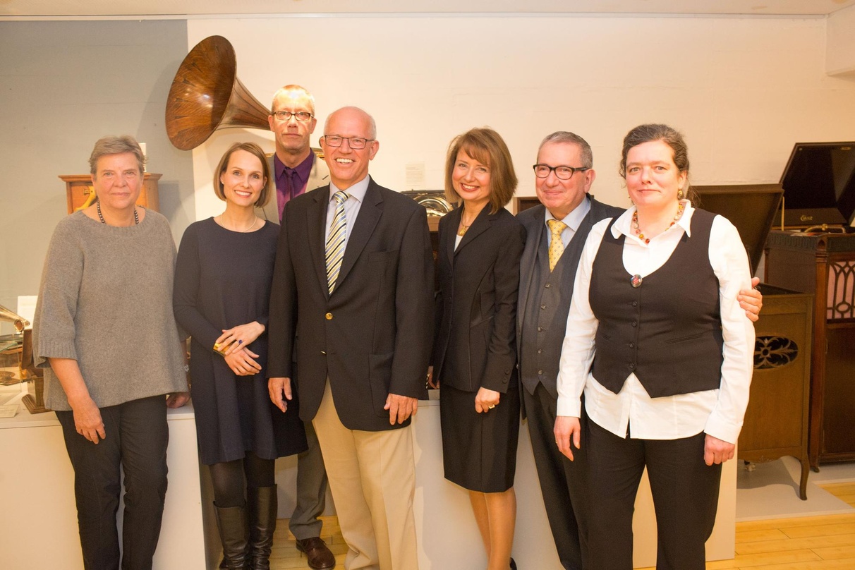 Eröffneten die Sonderausstellung "78, 45, 33 -Die Schallplatte begeistert die Welt" (von links): Christiane Hofer (Leiterin des Phonomuseums, Wien), Katharina Honke (Head of Communications...