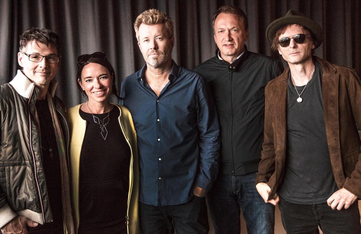 Verlängern ihre Zusammenarbeit: Morten Harket (a-ha), Mara Ridder-Reichert (Director Talent & Music, MTV), Magne Furuholmen (a-ha), Markus Hartmann (COO & Director Music, Starwatch Enterta...