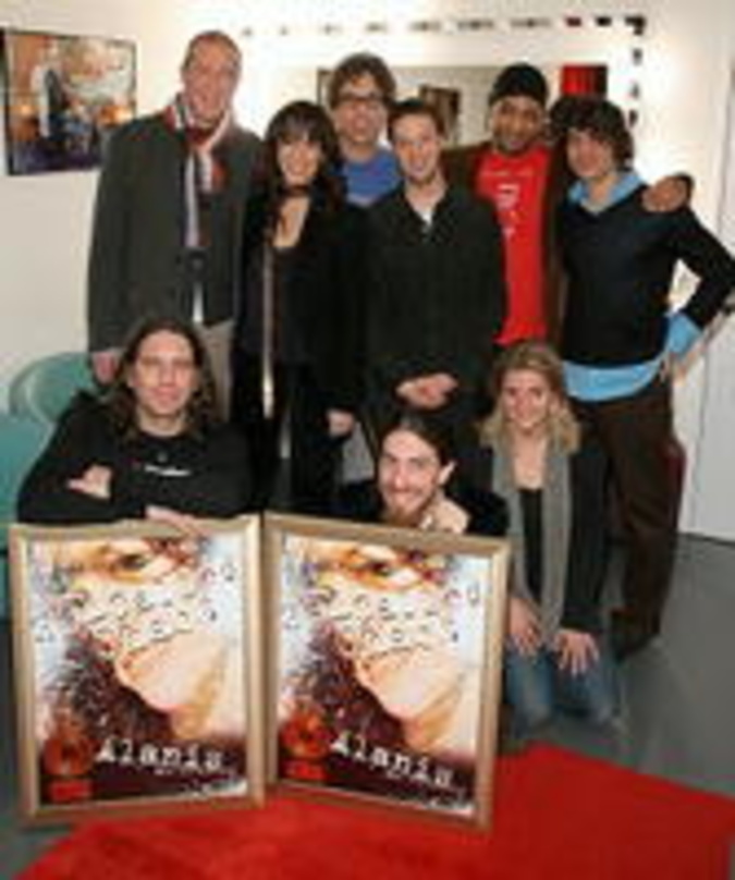 Freuten sich über den Erfolg: Alanis Morissette, ihre Band und das Warner-Team