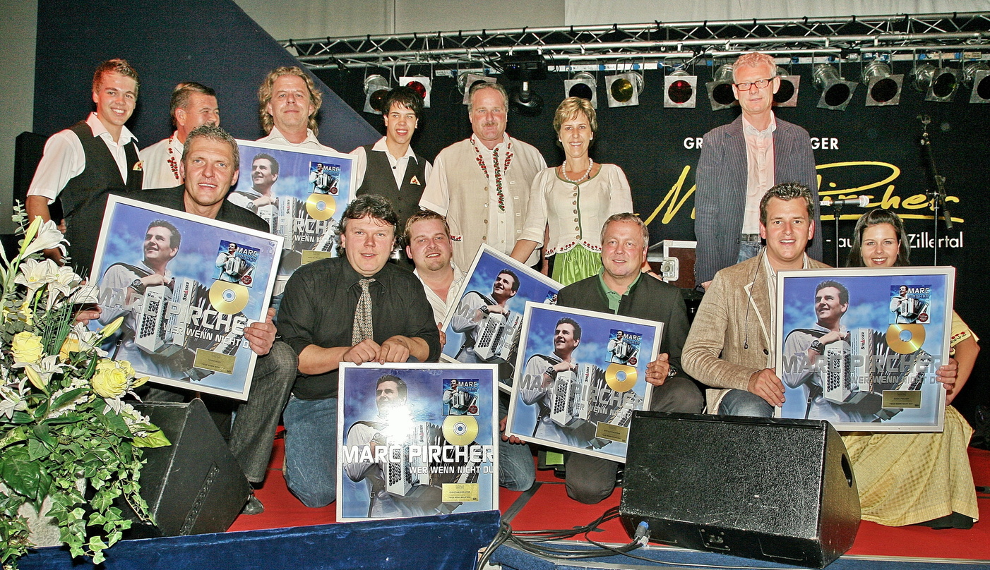 Feierten den Gold-Erfolg im Zillertal: Marc Pircher und Koch Universal||Vor 4000 Fans freuten sich über Gold (v.l.n.r., hinten): Mike Oesch, Hansueli Oesch, Willy M. Willmann (Arrangeur), ...