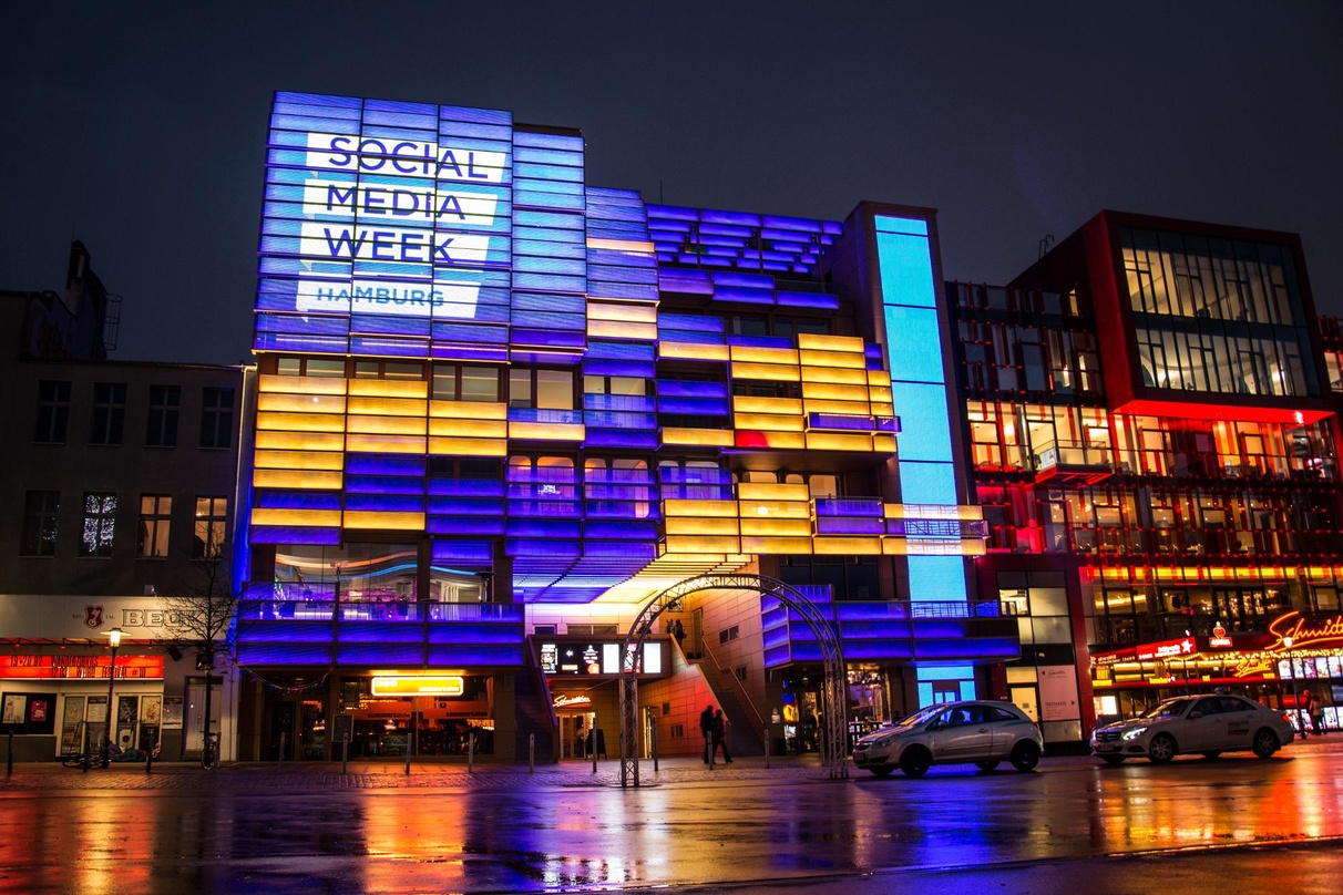 3798a3e409e207ff3b14958ce0d55abc86371716f55f31f1f75c8b31260ab2e3 Erstrahlte im Licht der Social Media Week Hamburg: Das Clubhaus St. Pauli an der Reeperbahn