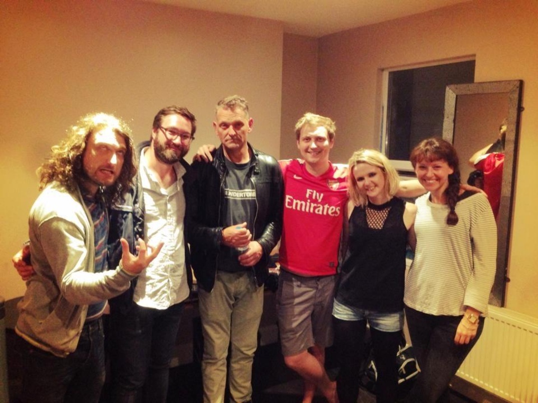 Trafen sich zur Vertragsunterzeichnung in Camden (von links): Josh Morgan (The Subways), Michael Borwitzky (A&R / Marketing Director Ferryhouse Productions), Bernie Schick (Head Promoter F...