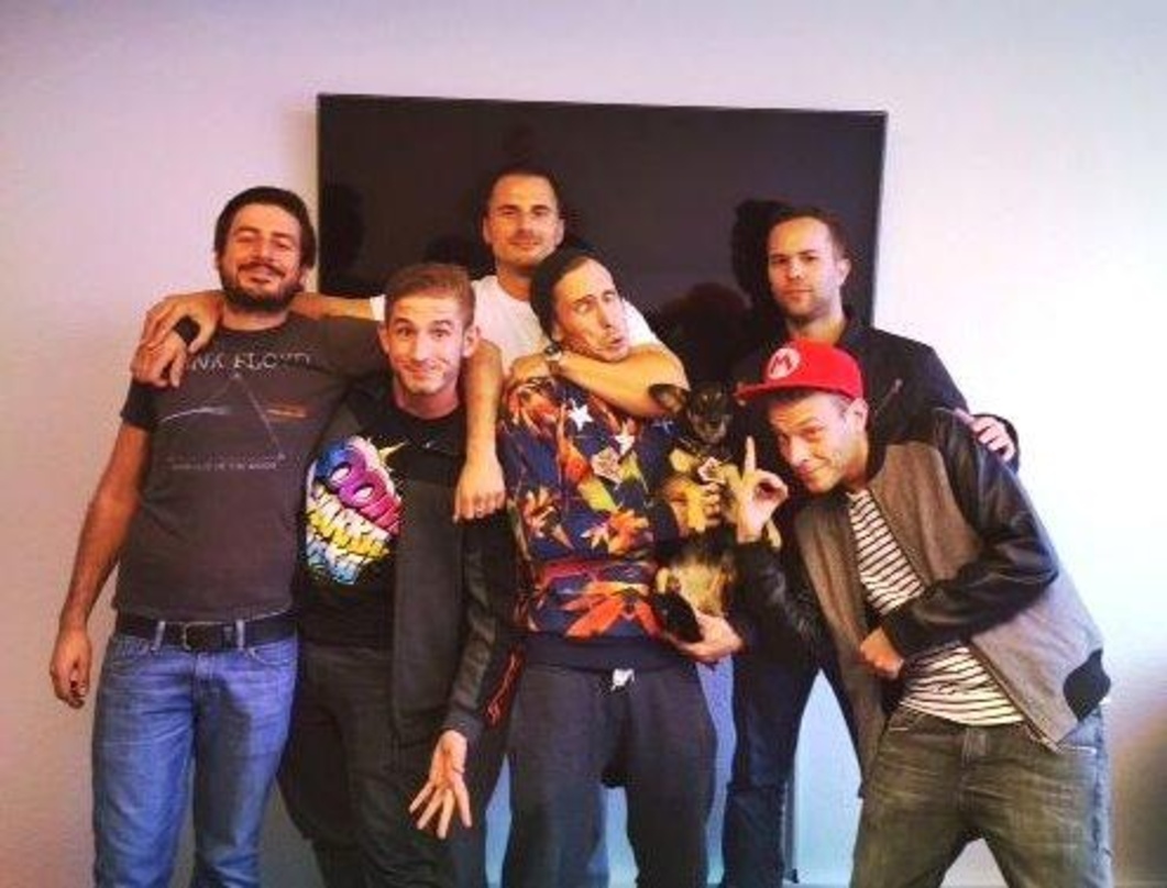 Feiern den Erfolg mit "Boomshakkalakka" (hinten, von links): Elvir Omerbegovic und Thomas Burkholz (Head of Marketing Selfmade Records) sowie (vorn, von links) Markus Huber (Produktmanager...