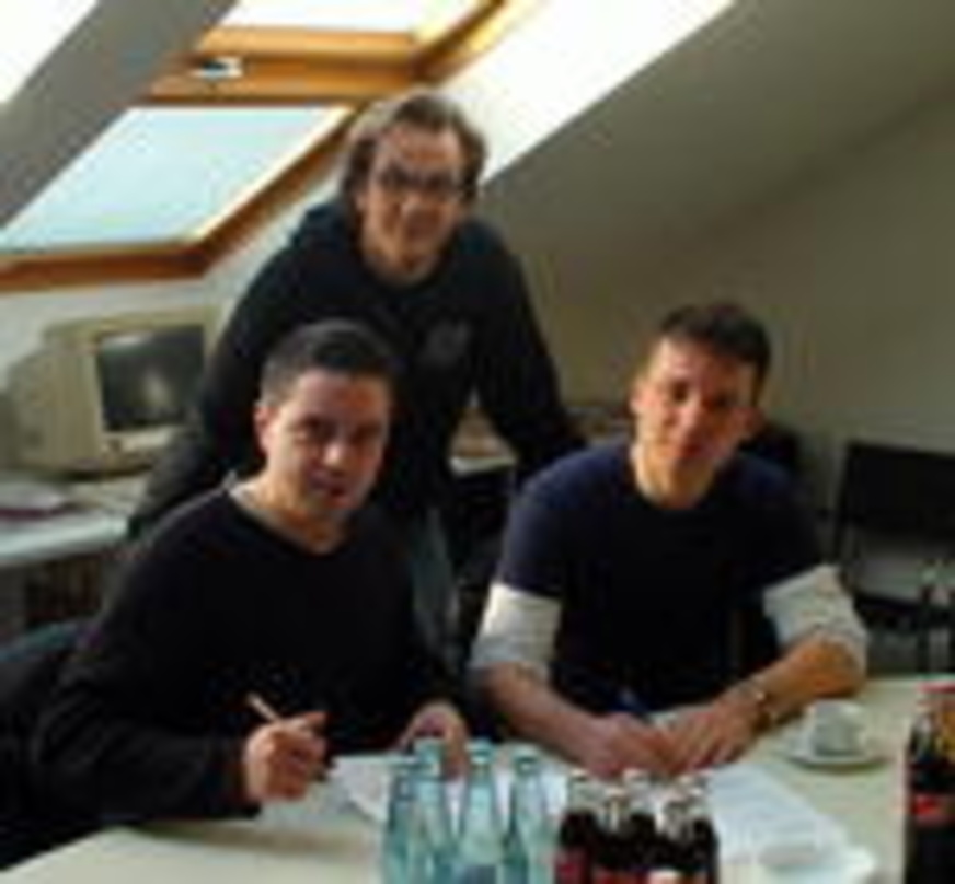 Kooperation besiegelt: Gregor Minnig (Director A&R Zyx, hinten), Tobias Dannappel, Christian Schnettelker (beide Schallpark)