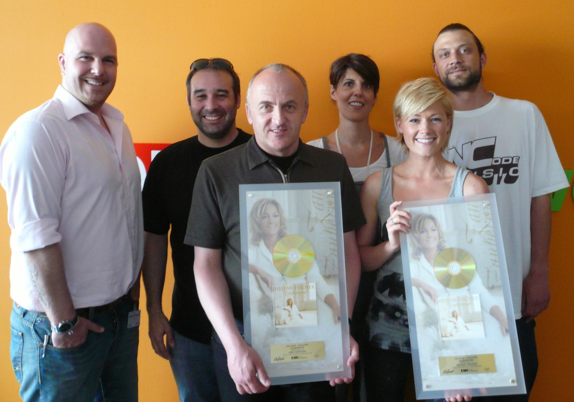 Premiere: EMI Music und Helene Fischer freuten sich über das erste Gold für die deutsche Sängerin in der Schweiz||Zur Edelmetallverleihung kamen zusammen (v.l.n.r.): Beat Binggeli (General...