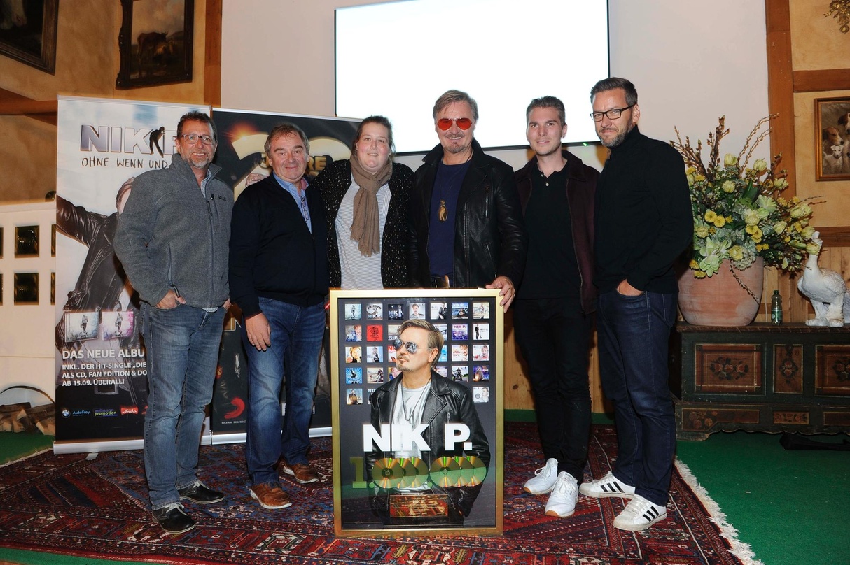 Bei der Preisverleihung Ivon links): Peter Schilling (Director Ariola Österreich), Sepp Adlmann (Manager Nik P. & Geschäftsführer Adlmann Promotion), Susanne Schrader (Product Manager RCA ...