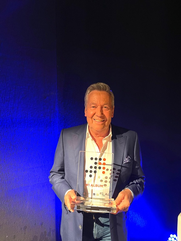 Schafft es mit 70 Jahren noch einmal an die Spitze: Roland Kaiser mit dem #1 Award der Offiziellen Deutschen Charts