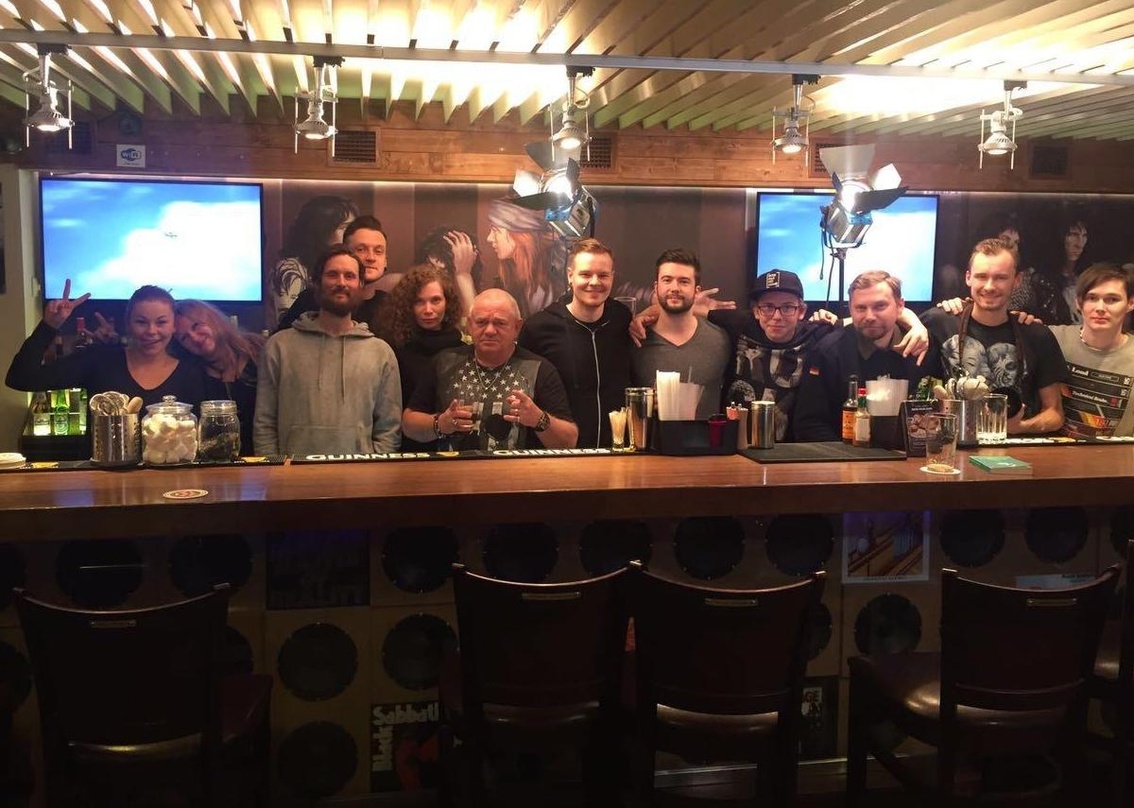 Beim Filmdreh in St. Petersburg: Udo Dirkschneider (Mitte) mit dem Filmteam