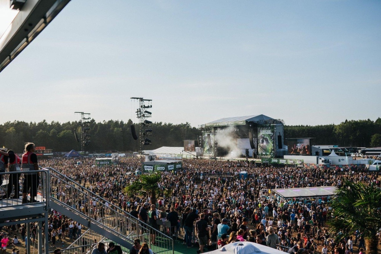 37ef2d4a6b48fa2ee90252f64e6d68d4a5dc0d2aa13fcde471aaaa8852b192bb Bleiben auch weiterhin verboten: Festivals wie das Einer Umfrage zufolge könnte es 2021 hier wieder so aussehen wie 2019: das Hurricane, hier ein Bild von 2019
