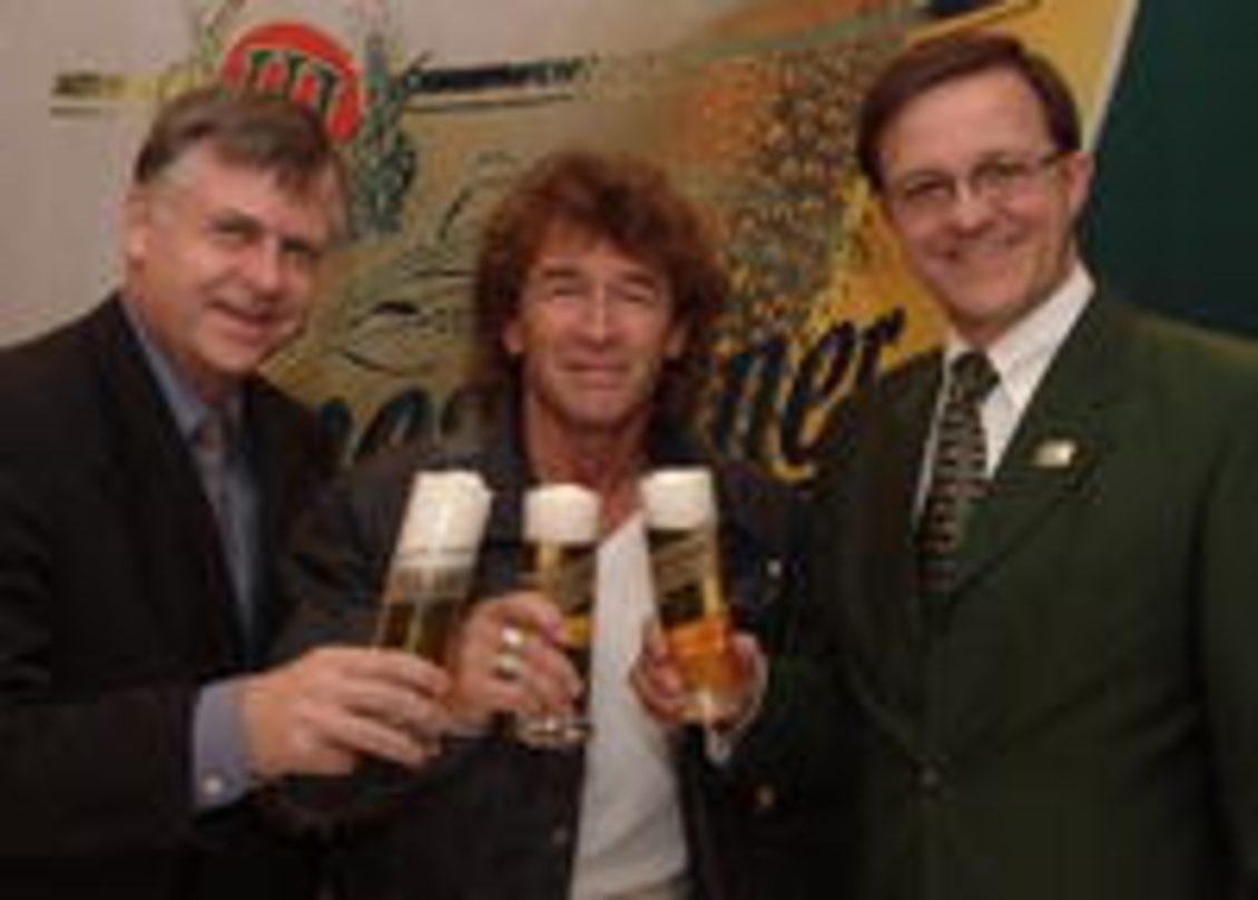 Ein Prosit (v.l.n.r.): Siegmund, Maffay und Dr. Bernd Schmidt (Geschäftsführung Wernesgrüner Brauerei)