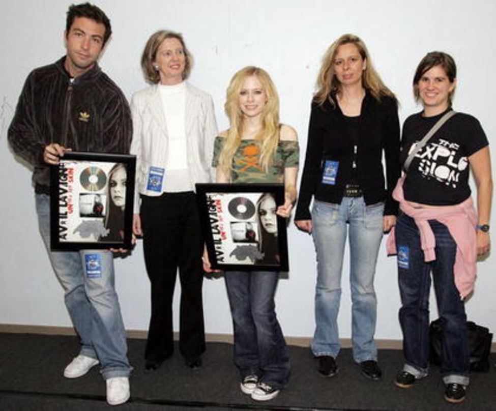 Das Team von Sony BMG überreichte Avril Lavigne das Edelmetall