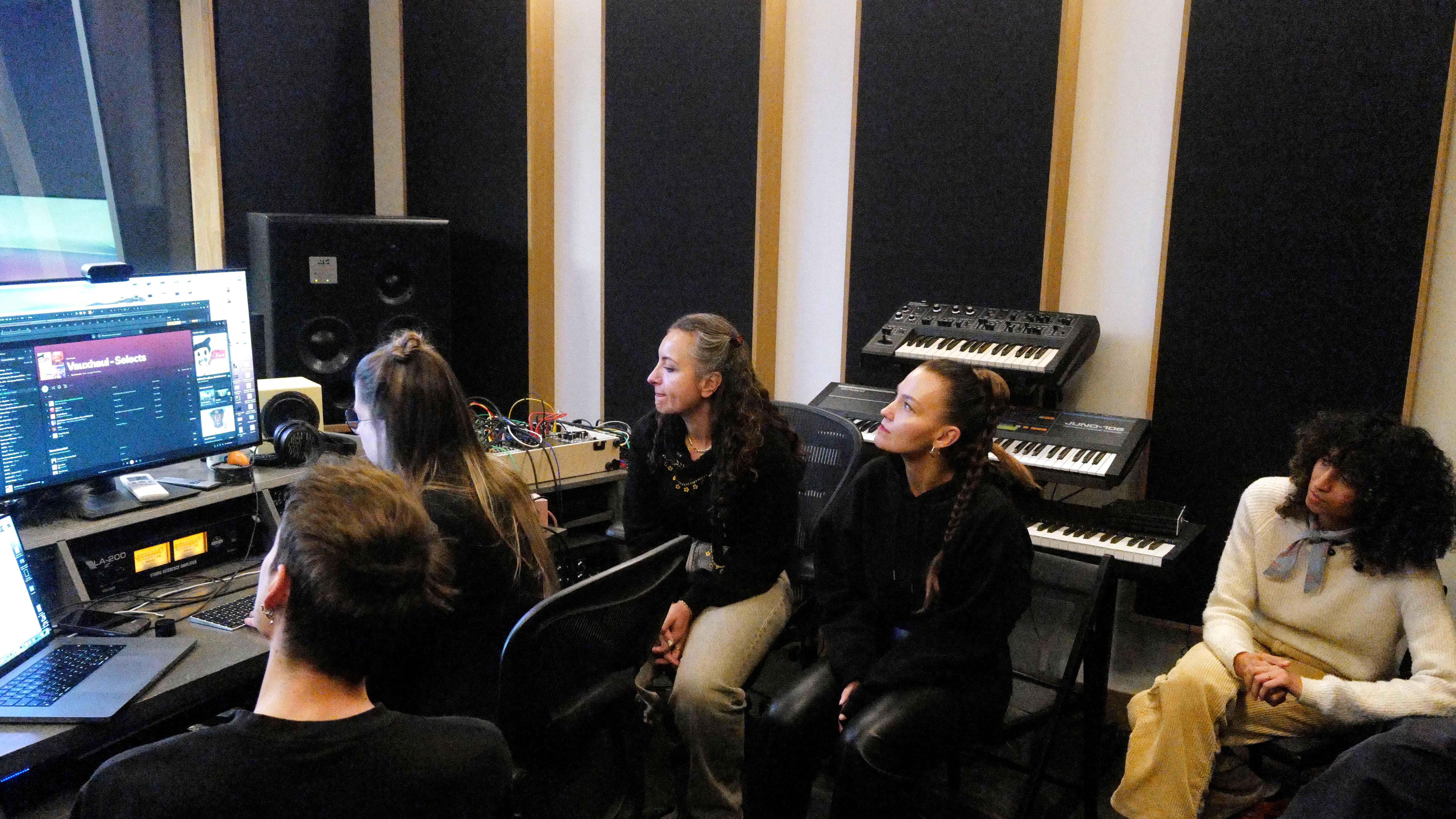 3819006f 1dfd 4ed3 a226 0af2f9ae0e35 Im Hauptstadtstudio: die Teilnehmer:innen des "Balance The Mix"-Workshops.